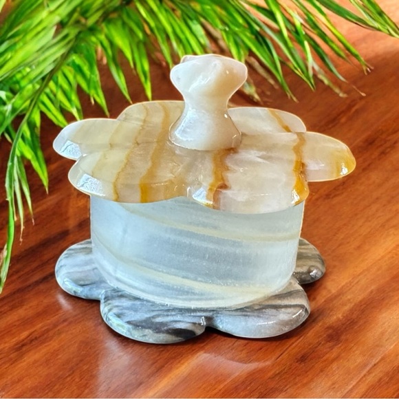 Vintage Carved Onyx Stone Lidded Trinket Dish – Flower Shaped - Picture 1 of 12